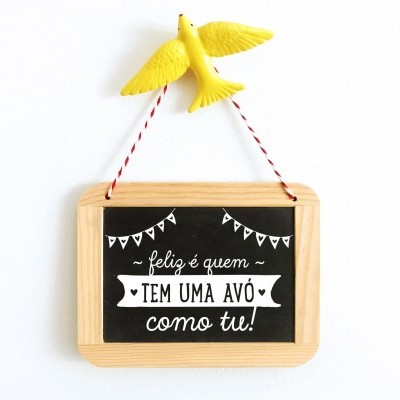 Placa decorativa com texto sobre avó, moldura madeira e gancho pássaro amarelo.