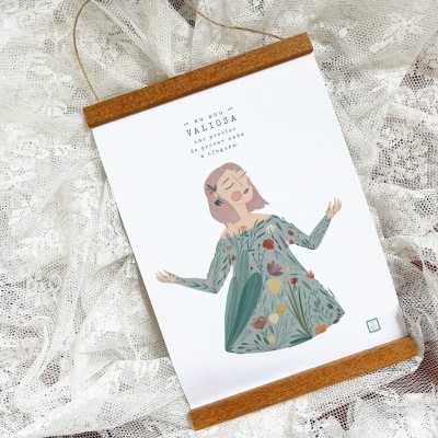 Pôster com ilustração de mulher e texto motivacional sobre fundo de renda branca.