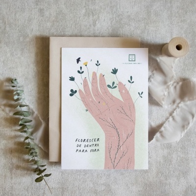 Cartaz com ilustração de mão e flores, texto 'FLORESCER DE DENTRO PARA FORA', ramo de folhas e fita bege