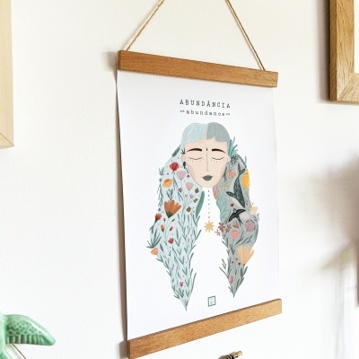 Poster com ilustração de figura feminina com cabelo azul e cinza decorado, texto ABUNDÂNCIA abundance, moldura madeira