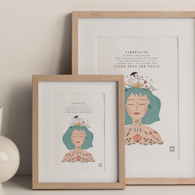 Duas molduras de madeira com ilustrações e texto em francês junto a um vaso cerâmico.