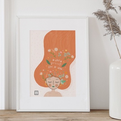 Moldura branca com ilustração colorida de mulher com cabelo laranja e flores ao lado de um vaso branco com ramos secos
