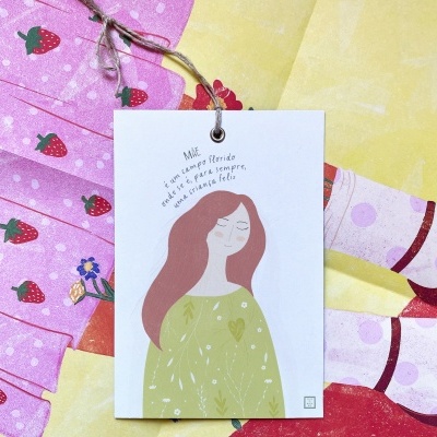 Etiqueta ilustrada com mulher e texto, sobre tecidos coloridos com padrões variados