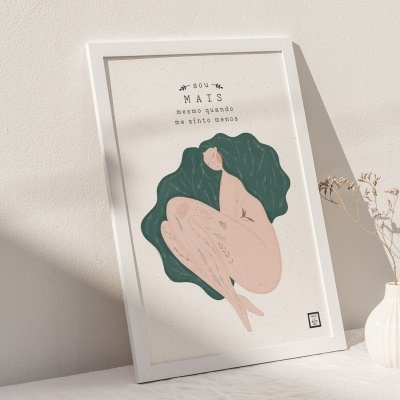 Quadro com ilustração de figura humana com cabelo verde e texto em português, apoiado numa parede clara ao lado de dois vasos decorativos.