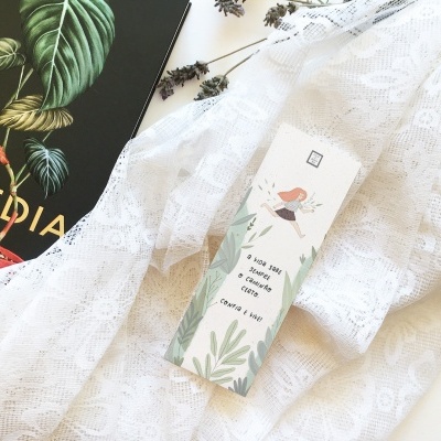 Caixa branca com ilustração de mulher e texto sobre produto natural