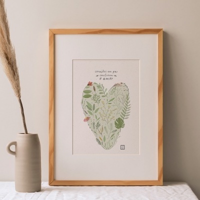 Quadro com moldura de madeira e ilustração de coração com folhas verdes