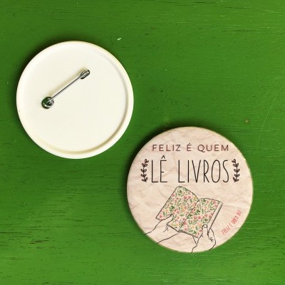 Dois botons redondos, um com fecho e outro com texto e ilustração