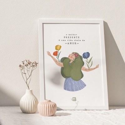 Quadro decorativo com moldura branca, ilustração colorida de mulher com flores e texto em português