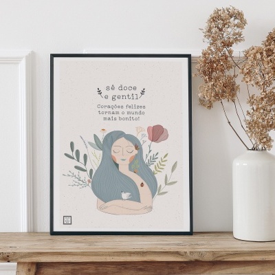 Poster ilustrado de mulher com cabelo azul e texto em português ao lado de vaso branco com flores secas.