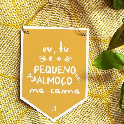 Painel decorativo amarelo com texto em branco e fundo de tecido amarelo com padrão geométrico