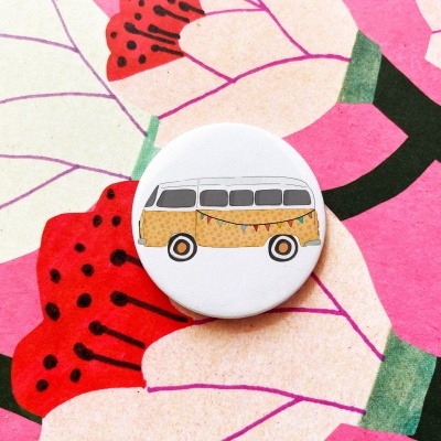 Botão branco com ilustração de carrinha clássica sobre fundo floral colorido