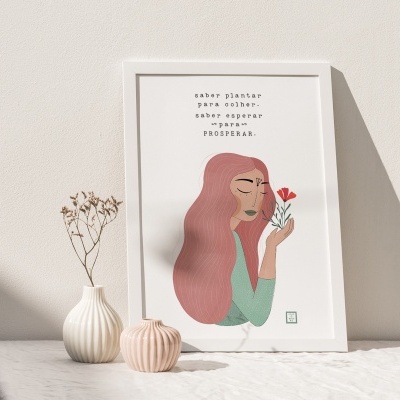 Quadro ilustrado com mulher de cabelo rosa e texto sobre plantar, ao lado de vasos cerâmicos em fundo branco