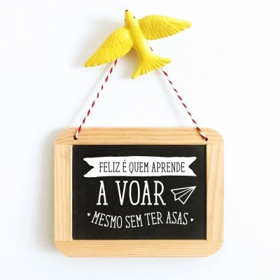Placa decorativa com texto inspirador e pássaro amarelo