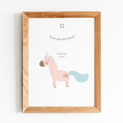 Quadro com ilustração de unicórnio rosa em moldura de madeira clara