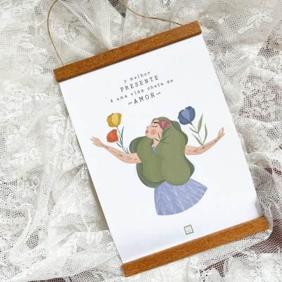 Póster com ilustração e texto sobre tecido de renda branca.