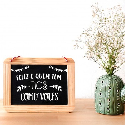 Quadro com texto em moldura de madeira e vaso em forma de cacto em cerâmica verde