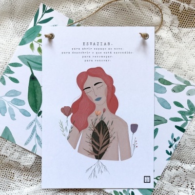 Cartão ilustrado com mulher ruiva com olhos fechados e folhas, texto em português, com dois envelopes decorados com folhas verdes ao fundo