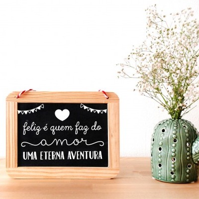 Placa decorativa em madeira e vaso cerâmico em forma de cacto com flores