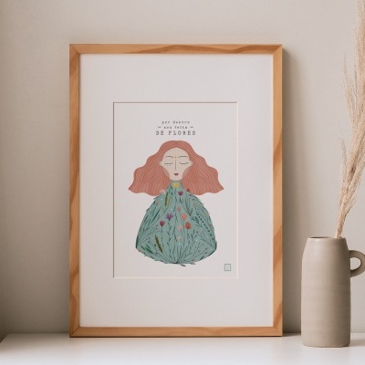 Quadro com ilustração de figura feminina e texto, moldura madeira clara, vaso cinza com planta seca sobre superfície branca