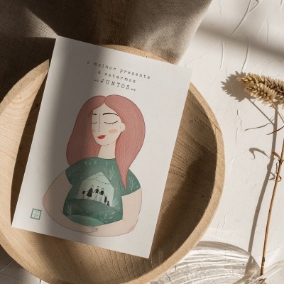 Cartão ilustrado em prato de madeira com pano bege e ramo seco em fundo branco