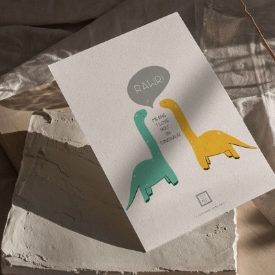 Postal branco com ilustração de dinossauros verde e amarelo e texto 'RAWR!'