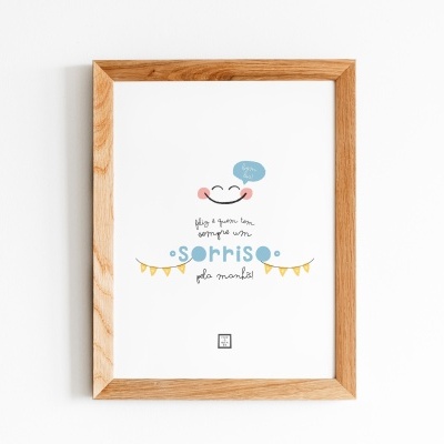 Quadro com moldura de madeira clara com ilustração de um sorriso e texto em português