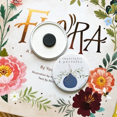 Capa de livro decorada com flores coloridas e dois botões magnéticos brancos
