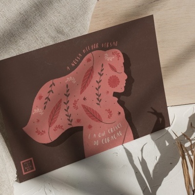 Postal com ilustração de perfil feminino em rosa com texto sobre fundo castanho