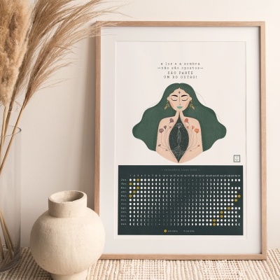 Pôster com ilustração e calendário lunar framed e decoração com vaso e flores secas.