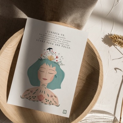 Cartão ilustrativo com texto motivacional colocado em tigela de madeira junto a flor seca