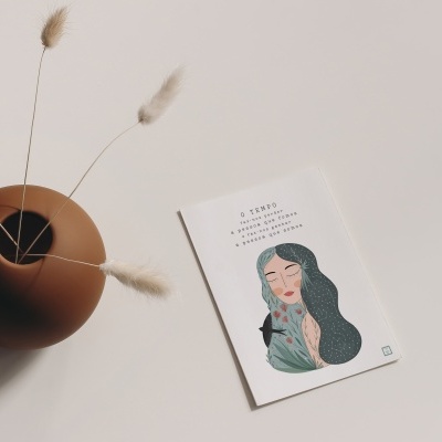 Cartão com ilustração e texto ao lado de vaso castanho com flores secas