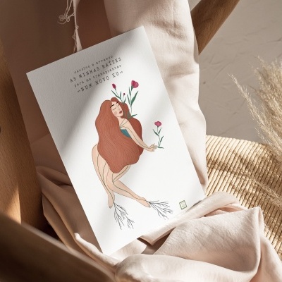 Cartão ilustrado com mulher ruiva segurando flores sobre tecido bege e cadeira de madeira