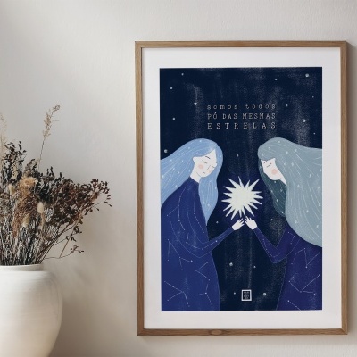 Pôster com ilustração de duas mulheres segurando uma estrela luminosa em fundo estrelado