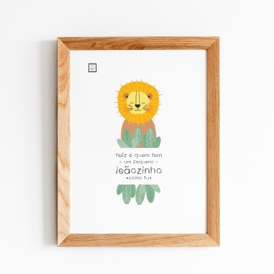 Quadro com ilustração de leão e texto em português numa moldura de madeira clara