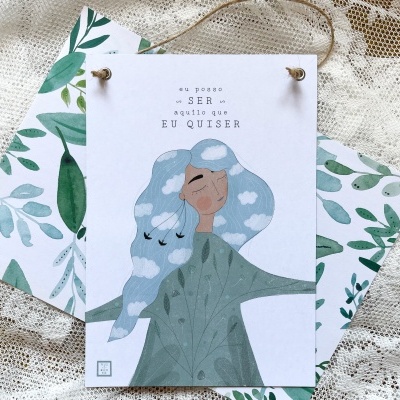 Cartaz decorativo com ilustração e texto sobre tecido com padrão rendado e folhas verdes