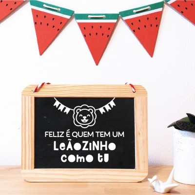 Quadro decorativo com texto e desenhos, vaso com planta e bandeirola de melancia