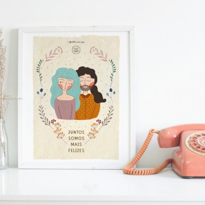 Quadro decorativo de casal com texto, telefone vintage rosa e vaso com ramos secos numa prateleira branca