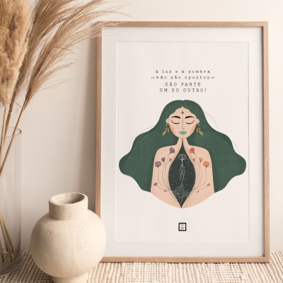 Quadro decorativo com ilustração de mulher e texto em português, vaso branco e ramos de capim-dos-pampas em jarro de vidro.