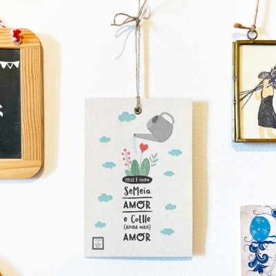 Quadros pendurados com textos e ilustrações em parede branca