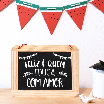 Quadro decorativo com mensagem positiva e bandeirolas em forma de melancia