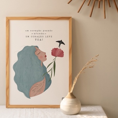 Quadro decorativo com ilustração de mulher e texto, moldura de madeira clara