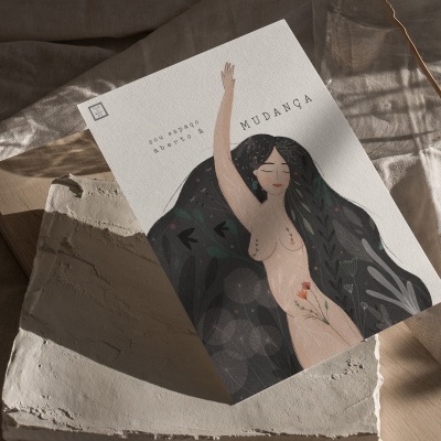 Cartaz ilustrado com mulher e texto em fundo claro sobre tecido bege