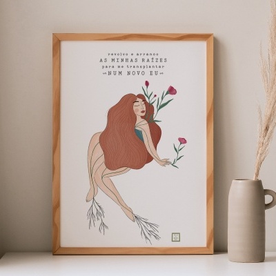 Ilustração colorida numa moldura de madeira com texto em português e planta seca numa jarra ao lado