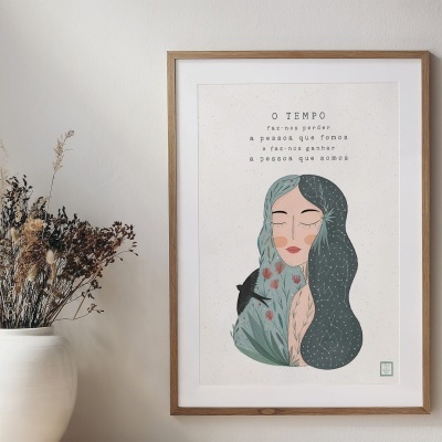Ilustração emoldurada de mulher com cabelo verde e texto em português, junto a vaso com flores secas