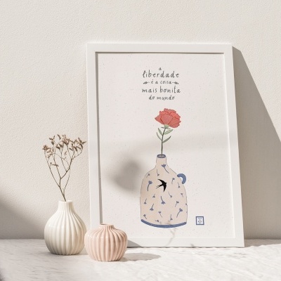 Quadro ilustrado com texto e vasos decorativos em mesa branca