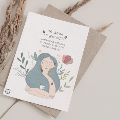 Cartão postal ilustrado com mulher e flores, sobre envelope bege