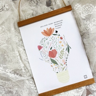 Ilustração de flores com texto em papel pendurado em moldura de madeira sobre tecido rendado