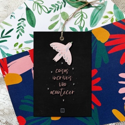 Artigos de papelaria com padrões florais e cartão preto com texto inspirador