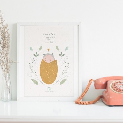 Moldura com desenho de animal, telefone rosa antigo, vaso com ramos secos