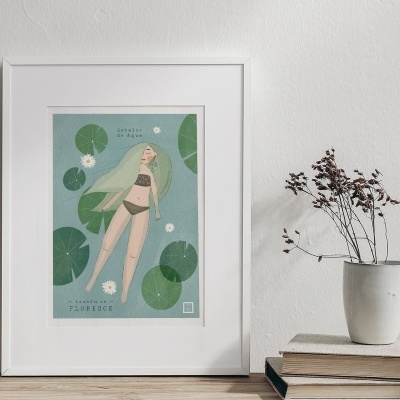 Quadro ilustrado com mulher de biquíni e folhas de nenúfar, sobre mesa com livros e vaso de ramos secos